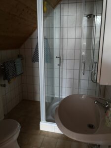 kleines Bad linke Wohnung