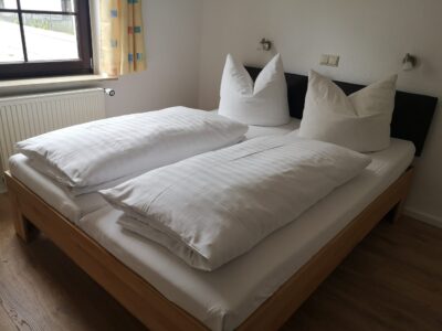Doppelbett im freundlichen Schlafzimmer